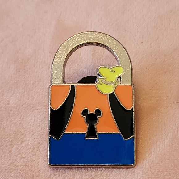 Limited Release Uncommon Disney Lock Pin Set of 2 Donald and Goofy - Picture 2 of 5
